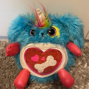 Rainbocorns - Köpte den för 300kr för ungefär 2 år sedan men har knappt använt den. Lite av glittret på vingarna har ramlat av men annars är den hel.