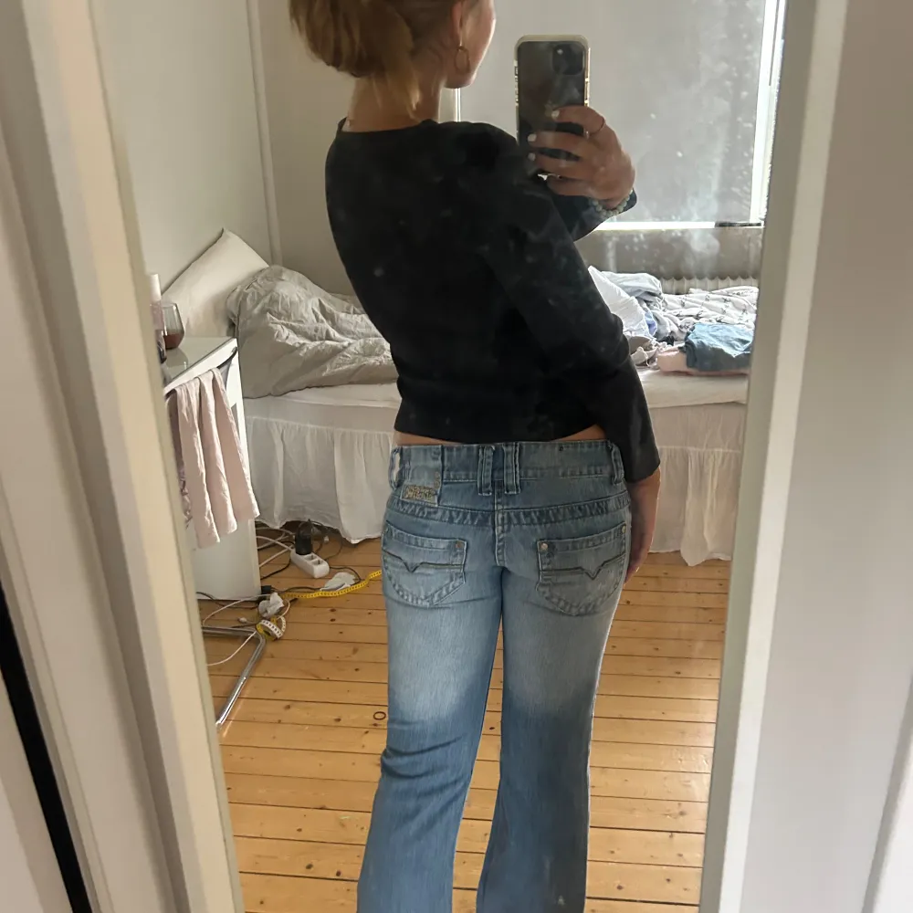 Vintage jättelågmidjade vida jeans, med slitningar, för små för mig, dragkjedjan har hoppat ur men det går att fixa enkelt. Skriv för mer bilder, priset går att diskutera!. Jeans & Byxor.