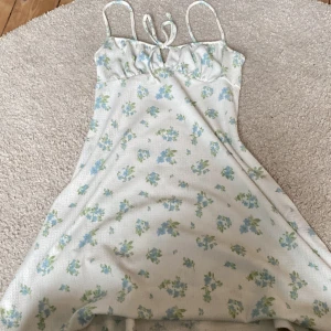 Klänning - Superfin klänning från Gina använd en gång , som ny.