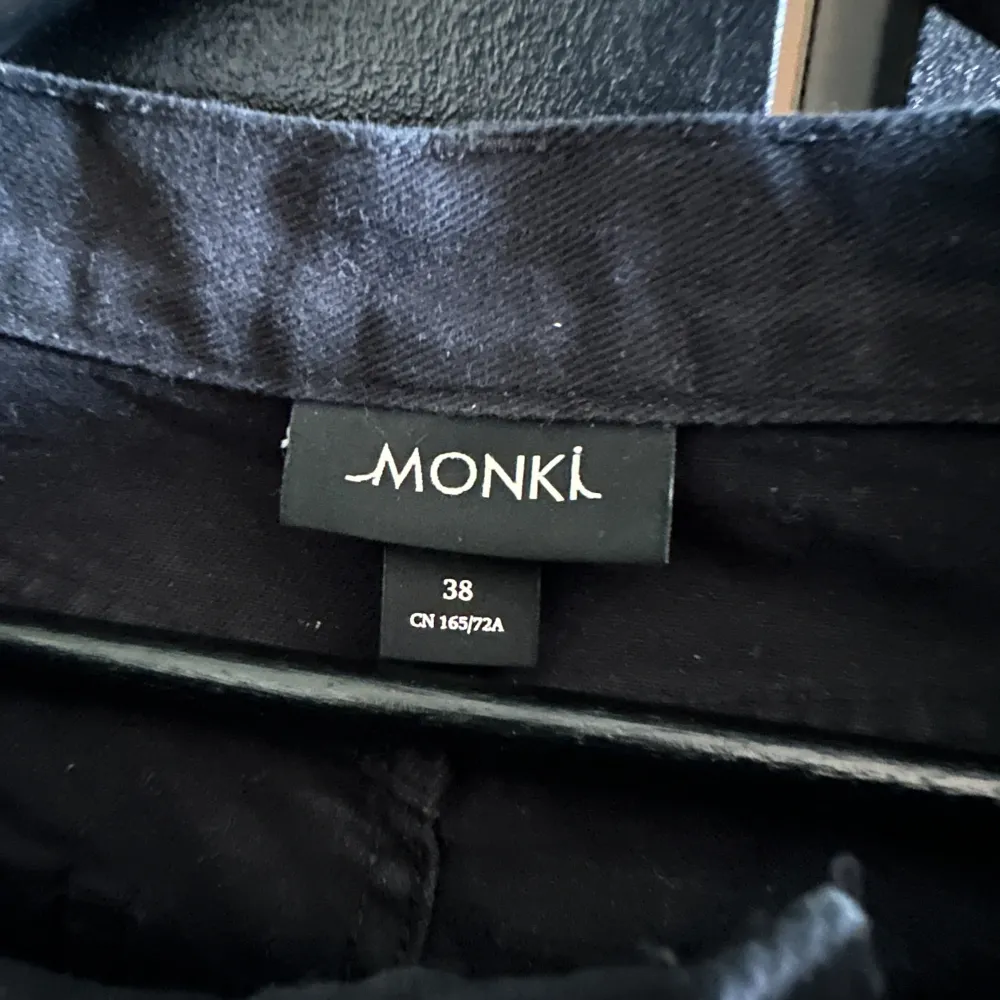 Svart jeanskjol från monki.. Kjolar.