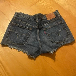 Levis 501 shorts - Snygga levis shorts som passar perfekt till sommaren. Bra skick