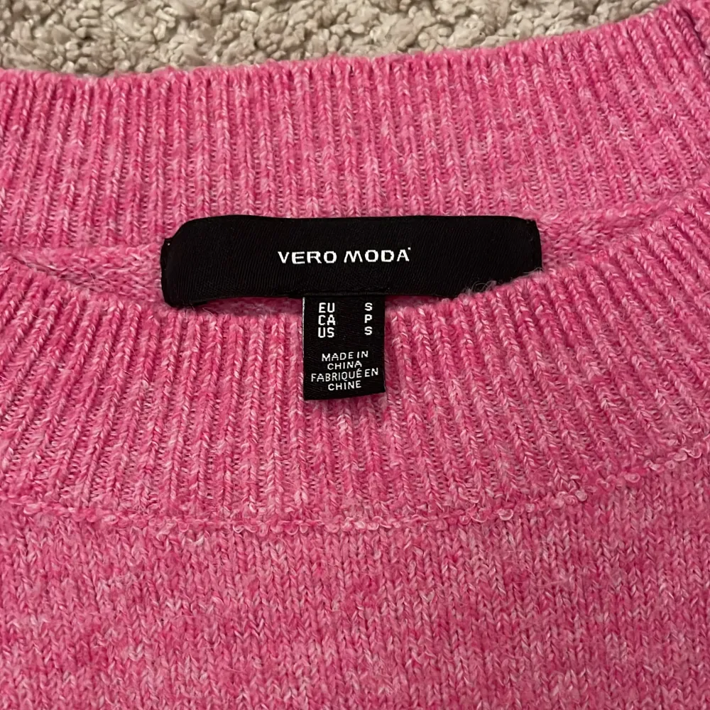 Stickad rosa tröja från VERO MODA i fint skick, inte nopprig men tvättad. Storlek S. Nypris: 300kr. Tröjor & Koftor.