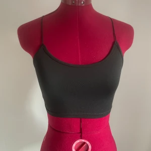 Topp med öppen rygg - Croppad topp med öppen rygg och snörning. Sitter så fint och är stretchig🖤