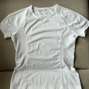 T-shirt från Craft - Använd max en gång. Som ny i skick. Upplever den liten i storlek 