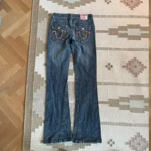 bootcut true religion jeans. dem är 80cm i innerbenslängd och 33cm i midjan 