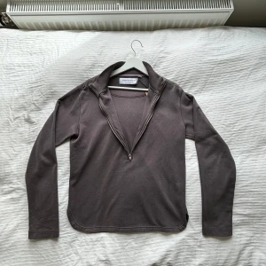 L’homme rouge zip - Gammal kollektion från L’homme rouge, tunn zip enkel och stylea. Cond 8/10