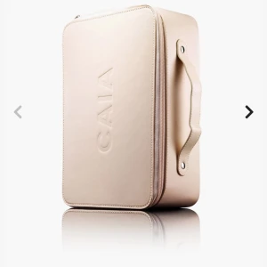 Caia necessär - Stoe och rymlig caia necessär med små defekter på insidan pga användning!