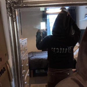 Juicy Couture - En brun sip tröja från juicy couture som längre kommer till användning, skriv gärna ifall du vill ha mer information så fixar jag det!🤎
