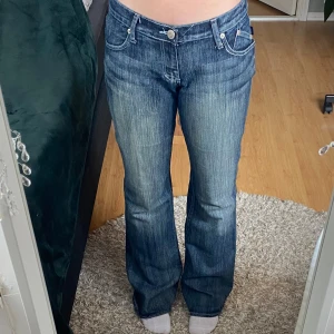 Victoria Beckham 30 - Midjemått: 42cm, innerben: 90cm Har en liten missfärgning på ena framsidan men inget man ser om man inte tänker på det, annars fint skick💖