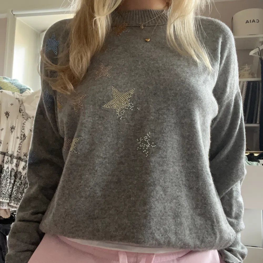 Super-skön Zadig Voltaire tröja i cashmere, tidigare köpt på plick!❤️ Tyvärr har lite stenar lossnat, men det är knappast något som syns såvida man inte tittar alltför nära😬💞 Annars är den i mycket fint skick, och precis lika mjuk som när den köptes. Tröjor & Koftor.