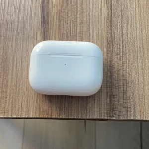 Trådlösa Hörlurar  - Ett par grymma trådlösa hörlurar som fortfarande ligger k kartongen med laddare.