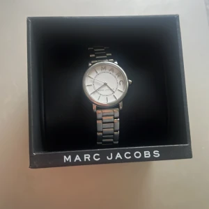 Marc Jacobs klocka  - Super fin klocka ifrån Marc Jacobs💋Använd ett fåtal gånger men säljer den nu då jag inte använder silver🫶🏻