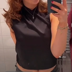 Snygg svart topp - En jätte snygg och populär topp med detaljer 