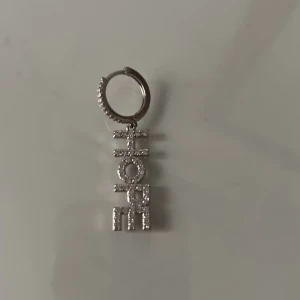 IOAKU örhänge  - IOAKU örhänge säljer de på grund av att ja bara använder ett av de❤️inga tecken på användning och ser helt ny ut❤️ny pris för ett par är ca 600❤️