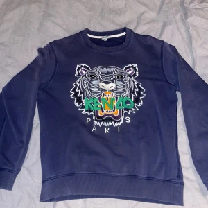 Kenzo tröja - Kenzo sweatshirt mörkblå i super fint skicka inga hål eller fläckar. Köpt hos merchsweden. Storlek M. 