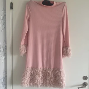 Rosa klänning 🩷 - En perfekt rosa klänning som aldrig använts🩷( SKRIV OM NI UNDRAR NÅGOT OM  DENNA KLÄNNING)