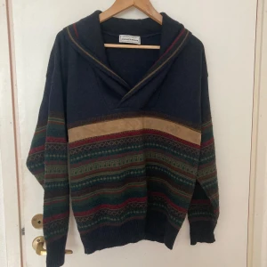 Stickad tröja från kappahl  - Fin mönstrad tröja i storlek L från kappahls private image. Skriv gärna vid frågor.