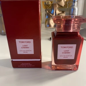 Tm Ford lost cherry - Parfym från tom ford, i doften lost cherry. Har endast använt för att känna doften på parfymen, men då den inte passade mig så väljer jag att sälja den vidare. Flaskan är 100ml och ask fås med! Nypris ca 5000kr 🍒😇