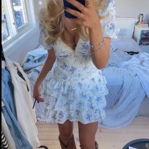 Sommarklänning - Superfin sommarklänning🩵🤍 Säljer då den är lite för kort för mig som är 170 men passar annars jättebra! Aldrig använd endast testad.