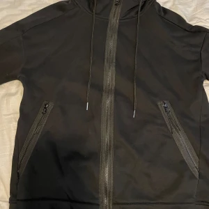 Cp company hoodie - Väldigt bra skick har aldrig haft på mig denna kofta den är väldigt bekväm och cool