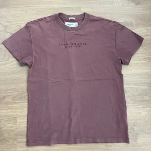 T-shirt Abercrombie and Fitch - Säljer en t-shirt i storlek S