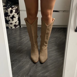 Boots - Boots i beige, använd en gång så de är i väldigt bra skick ! Storlek 39 💖