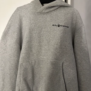 Sail racing hoodie - Sail racing hoodie, knappt använd, jättebra kvalitet, storlek 174 men passar herr S/M