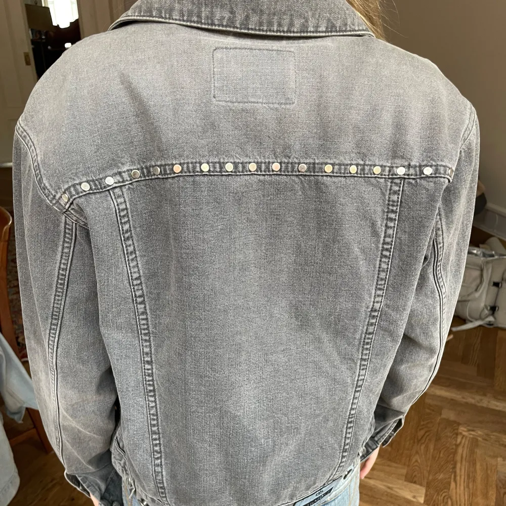 Jättefin och unik jeansjacka med coola detaljer. Jag köpte den second hand för två år sedan och säljer för att den tyvärr inte kommer till användning längre.. Jackor.