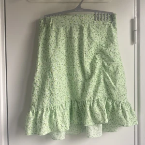 Sommarkjol  - Fin sommarkjol i mintgrön färg gammal modell från Gina använd flitigt men ingen defekt i strl s Går ej o få tag i längre