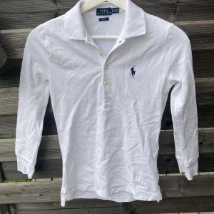 Ralph lauren långärmad polo - Denna polo’n är i storlek XS men passar ungefär 150-162 och den är jätte slimfit. Annars väl omhändertagen bra och luftig. Skriv för mer info.