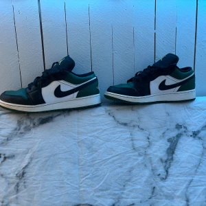 Jordan 1 Low Green stod (GS) - Bra skick, nästan oanvänt!  Storlek 39! Skriv till mig om du har frågor eller skulle vilja ha mer bilder!