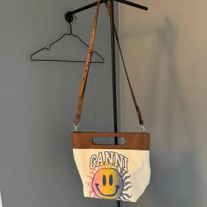 GANNI Smiley print tote bag. Mycket fint skick, endast använd en gång! 