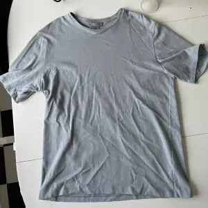 Lite tjockare T-shirt från cos. Sparsamt använd Storlek M, sitter lite oversized. Skulle säga den passar bättre på en L.