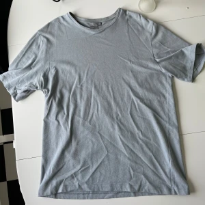 T-shirt från Cos - Lite tjockare T-shirt från cos. Sparsamt använd Storlek M, sitter lite oversized. Skulle säga den passar bättre på en L.