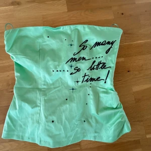 Grön topp - Ursnygg grön korsettliknande topp, ärmlös och jätte fin utomlands eller till en fest!  So many men så little time!💚 Säljer då jag inte får användning av den🤍