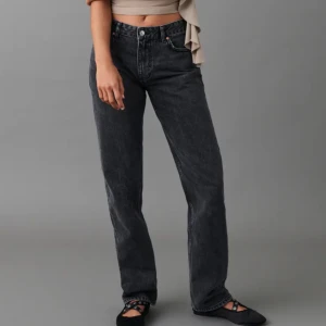 Low straight jeans  - Svarta lite lätt urtvättade jeans från ginatricot i mycket fint skick, säljer då de ej kommer till användning. Storlek 32. Skriv för fler frågor!