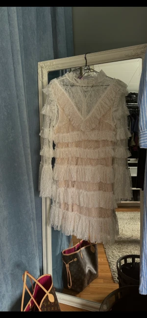 Bymalina klänning - Säljer den populära spetsklänningen, perfekt för student. Använd en gång. Skulle säga att den är mer som M i storleken.