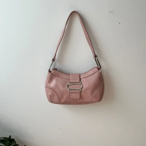 Rosa väska från 90-talet - Söt rosa väska från 90-talet. Väskan är i använt skick🫶