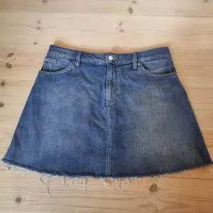 Jättefin jeanskjol ifrån H&M🤍 Bra skick🤍 Längd:38cm🤍 Om man vill ha en lite kortare kjol kan man klippa av den lite🤍