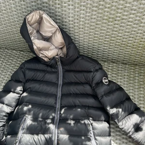 Colmar Jacka  - Hej, säljer en Colmar jacka. Är lite osäker på storlek men skulle gissa på 164, det är en dam  modell. Har tyvärr en defekt vad man kan se på andra bilden annars är den i bra skicka, därav ett låg pris.