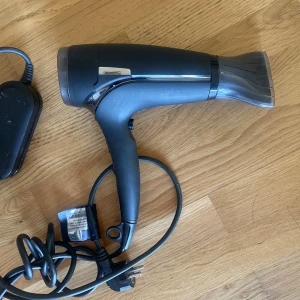 Ghd hårfön aura 1.0 - Säljer min ghd aura 1.0 hårfön då jag intw använder den längre. Fungerar precis som ny, extra lång sladd på 4m.
