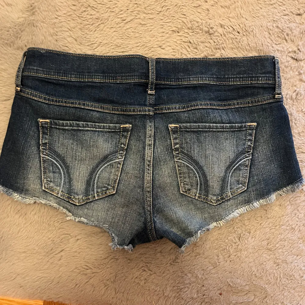 Säljer ett par jätte fina knappt använda lågmidjade jeans shorts som passar S-M. Midjemått 40 cm💓skriv till mig om du har mer frågor . Shorts.