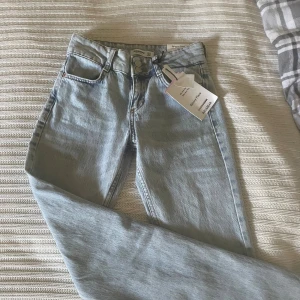 Lågmidjade jeans  - Helt nya Lågmidjade jeans med prislappen kvar, säljer då de inte kommer till användning💓