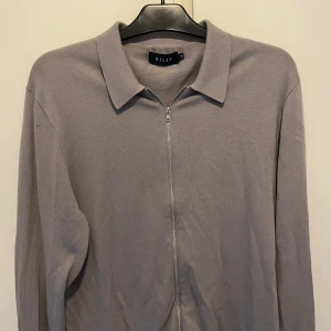 Grå cardigan från Riley - Grå cardigan från Riley köpt på brothers för 599:-  använd några gånger, skick 9/10.  Storlek M