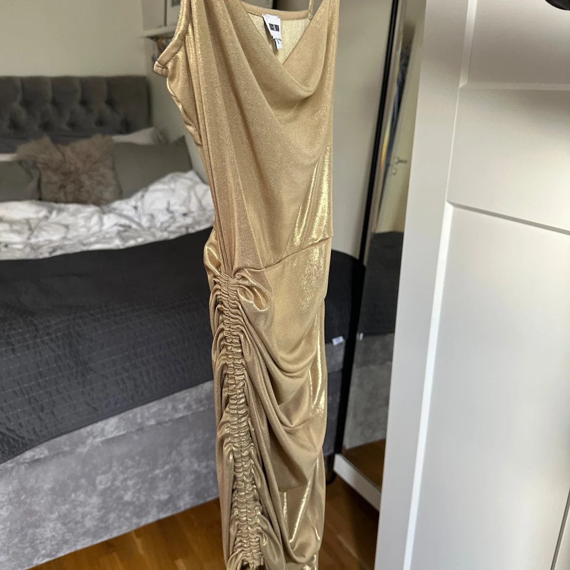 Guldig miniklänning 