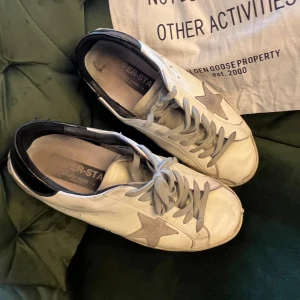 GoldenGoose  - Först till kvarn!!🙌  Säljer dessa sjukt snygga GoldenGoose skor! [Nypris ca 4300kr]  Säljer pågrund av att jag vill rensa hyllan. Skorna har några flaws (se bild 3) därav priset, dock inget som syns när man använder!🙌 Köp gärna via frakt!📦 🙏