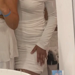 Vit tight klänning - Tight vit klänning🤍 är L men passar mig som är M