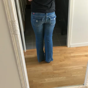 Jeans med knappar - Snygga lågmidjade jeans med knappar, stl 40 använd 4 gånger. Fint skick, säljer pga att de är för korta för mig, jag är 163 om nån undrar.🩵 Skriv för frågor