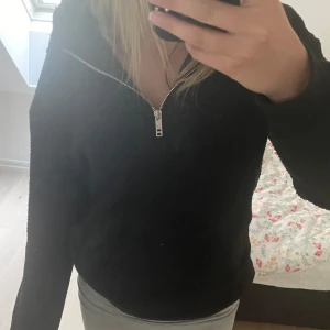 Flufftröja med dragkedja! - Jättefin och perfekt till många tillfällen! Storlek XS, passar S/M också. I jättebra skick då den inte kommit till användning sedan förra året när jag köpte den på stadium. Skriv vid frågor!💓 