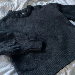 Stickad Tröja - Svart stickad tröja från BikBok. Använd ett fåtal gånger så i superfint skick!!